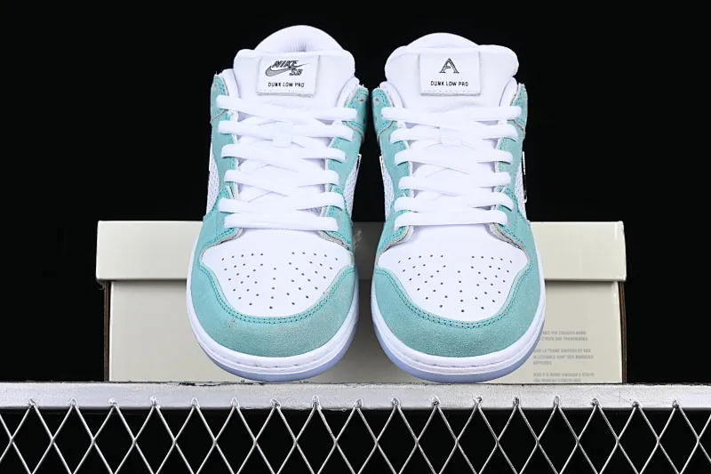 All categories Nk SB Dunk Series Nk SB Dunk Low low-top sneakers April Skateboards x Nk SB Dunk Low joint model Frozen Rose SB smashed backboard fashion casual sneakers FD2562-400